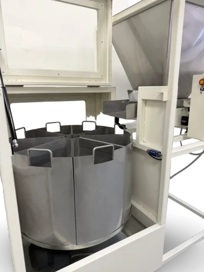 ünal 8x25 litre döner numune bölücü üzerindeki paslanmaz bölme kaplarının yakın görünümü