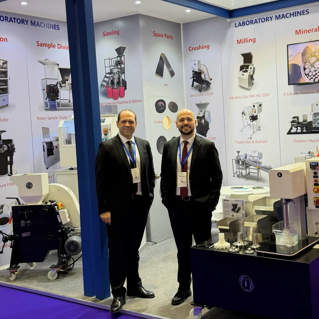 ÜNAL standında Efecan Ünal ve Cihan Ünal, Dubai Mining Show’da ziyaretçilerle görüşmeler sırasında
