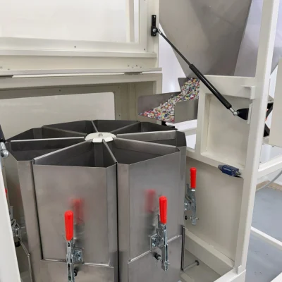 İç bölme sistemini gösteren kapak açık laboratuvar tipi döner numune bölücü