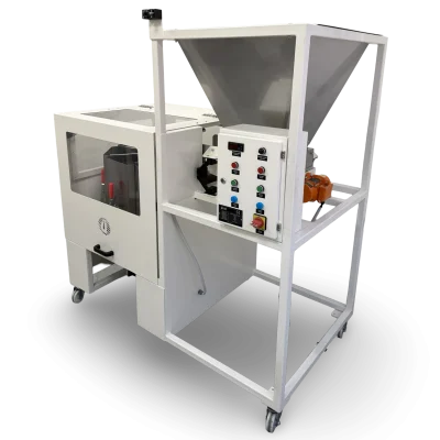 Hassas ve tekrarlanabilir numune bölme için otomatik numune bölücünün açılı görünümü