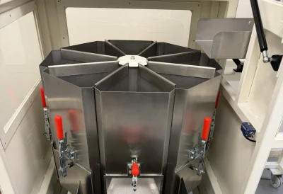 Döner numune bölücü içerisindeki sabit numune toplama konteynerlerinin detay görünümü